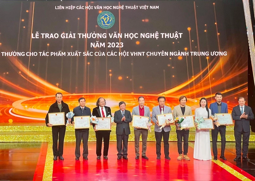 Trao Giải thưởng Văn học nghệ thuật năm 2023 cho các tác phẩm xuất sắc của các Hội Văn học nghệ thuật chuyên ngành Trung ương. (Ảnh: Báo Hà Nội mới)