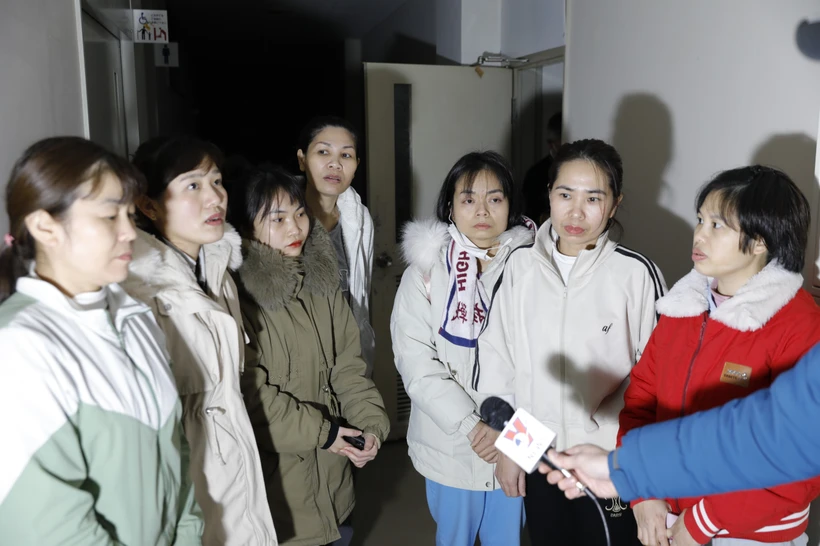 Bảy cô gái gửi lời nhắn bình an với gia đình ở Việt Nam. (Ảnh: Nguyễn Tuyến/Vietnam+)
