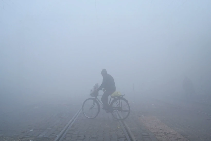 Sương mù dày đặc tại Amritsar, Ấn Độ ngày 26/12/2023. (Ảnh: AFP/TTXVN)