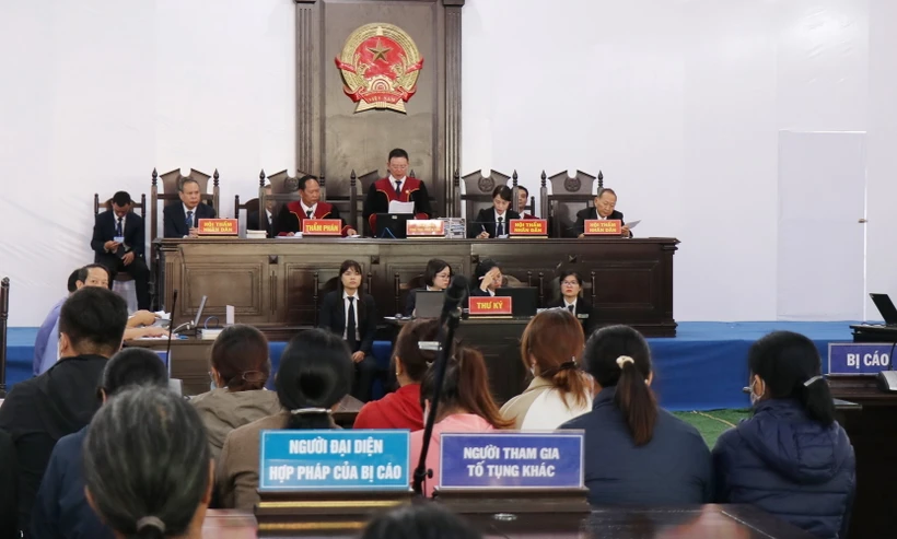 Hội đồng xét xử khai mạc phiên tòa. (Ảnh: Nguyễn Dũng/TTXVN)