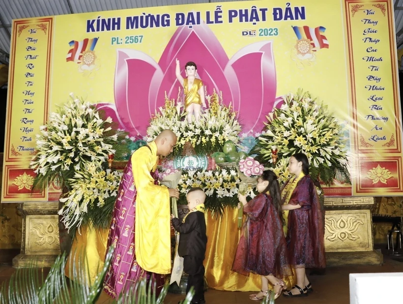 Nghi thức Niêm hoa tại Đại lễ Phật đản 2023 tại Bắc Ninh. (Ảnh: Trần Việt/TTXVN)
