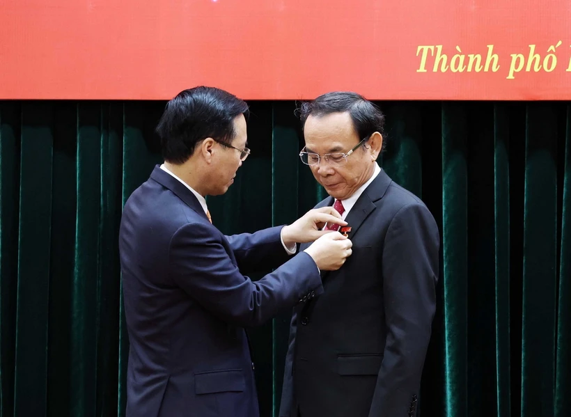 Chủ tịch nước Võ Văn Thưởng trao tặng Huy hiệu 45 năm tuổi Đảng cho đồng chí Nguyễn Văn Nên, Bí thư Thành ủy Thành phố Hồ Chí Minh. (Ảnh: Thống Nhất/TTXVN)