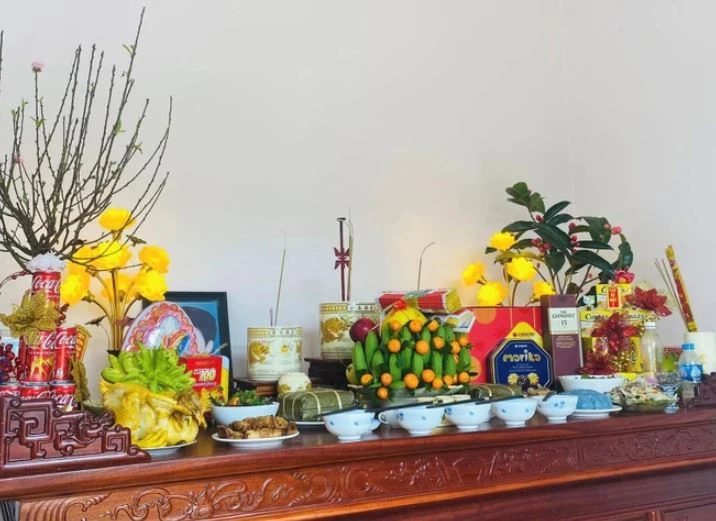 Lễ cúng hóa vàng là nghi thức quan trọng trong ngày Tết của người Việt để tiễn đưa Tổ tiên. (Nguồn: Vietnam+) 