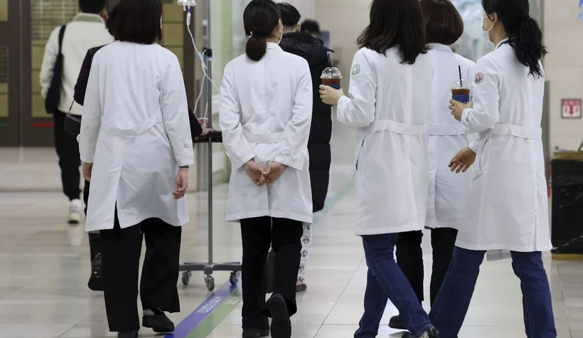 Nhân viên y tế tại một bệnh viện đa khoa ở Gwangju, Hàn Quốc. (Ảnh: AP)
