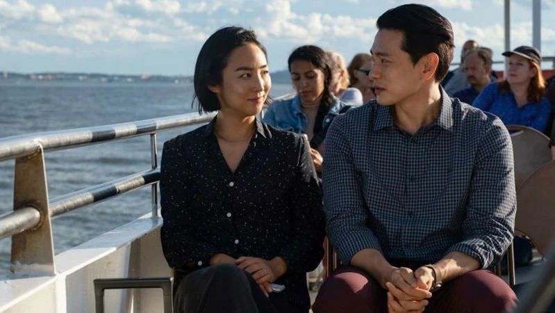 Diễn viên Greta Lee (trái) và Teo Yoo (phải) trong phim "Past Lives". (Ảnh: A24)