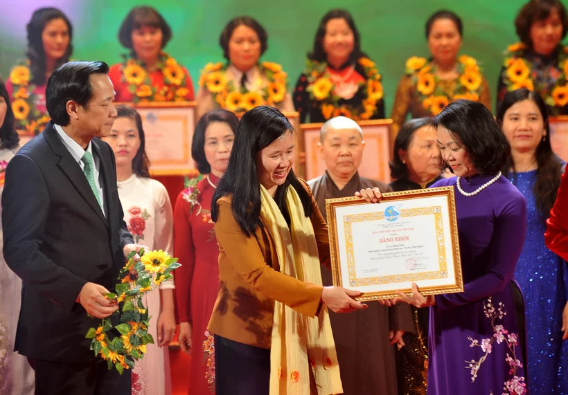Bà Trương Thị Mai, Ủy viên Bộ Chính trị, Bí thư Trung ương Đảng, Trưởng ban Dân vận Trung ương trao tặng Bằng khen của Hội LHPN Việt Nam cho các phụ nữ điển hình tiên tiến. (Ảnh: TTXVN)