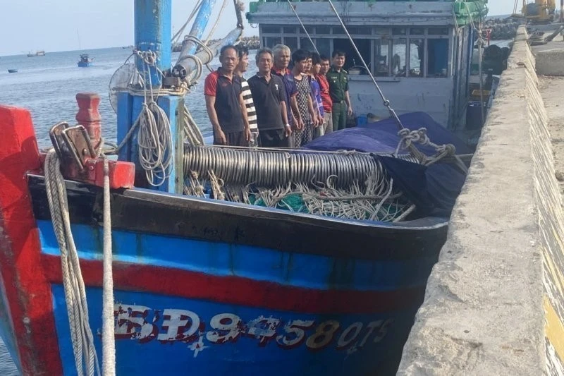 Tám ngư dân trên tàu cá Bình Định BĐ 92155 TS bị chìm đã được ứng cứu đưa về bờ an toàn, lực lượng cứu hộ đang nỗ lực tìm kiếm thuyền viên còn lại. (Ảnh: TTXVN phát)