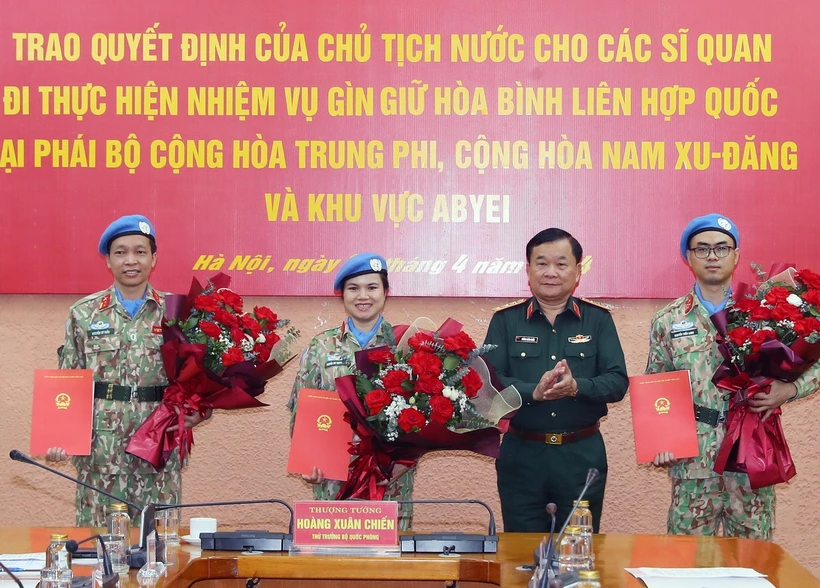 Thượng tướng Hoàng Xuân Chiến, Thứ trưởng Bộ Quốc phòng trao Quyết định của Chủ tịch nước cho các sỹ quan đi thực hiện nhiệm vụ gìn giữ hòa bình LHQ. (Ảnh: Trọng Đức/TTXVN)