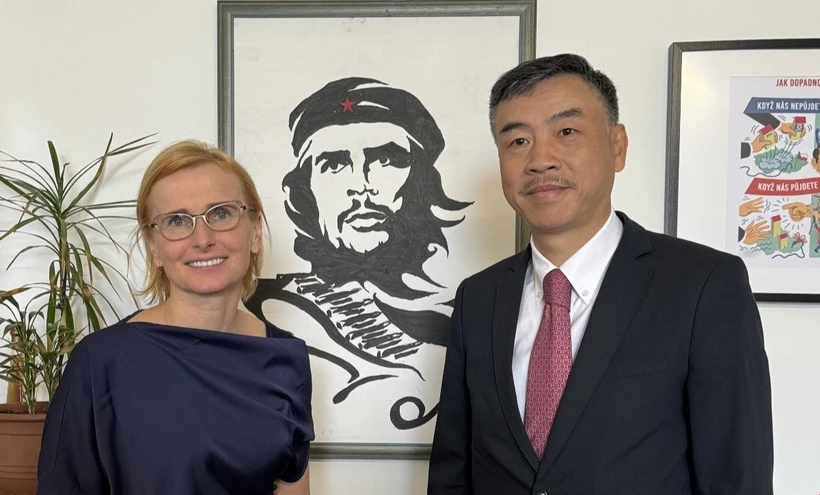 Đại sứ Dương Hoài Nam và Chủ tịch Đảng Cộng sản Séc-Morava Katerina Konecna. (Ảnh: Ngọc Biên/TTXVN)