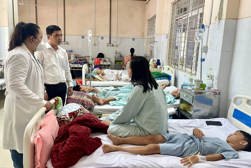 Lãnh đạo UBND thành phố Long Khánh (Đồng Nai) thăm hỏi, động viên các bệnh nhân nghi ngộ độc thực phẩm điều trị tại Bệnh viện đa khoa khu vực Long Khánh. (Ảnh: Lê Xuân/TTXVN)
