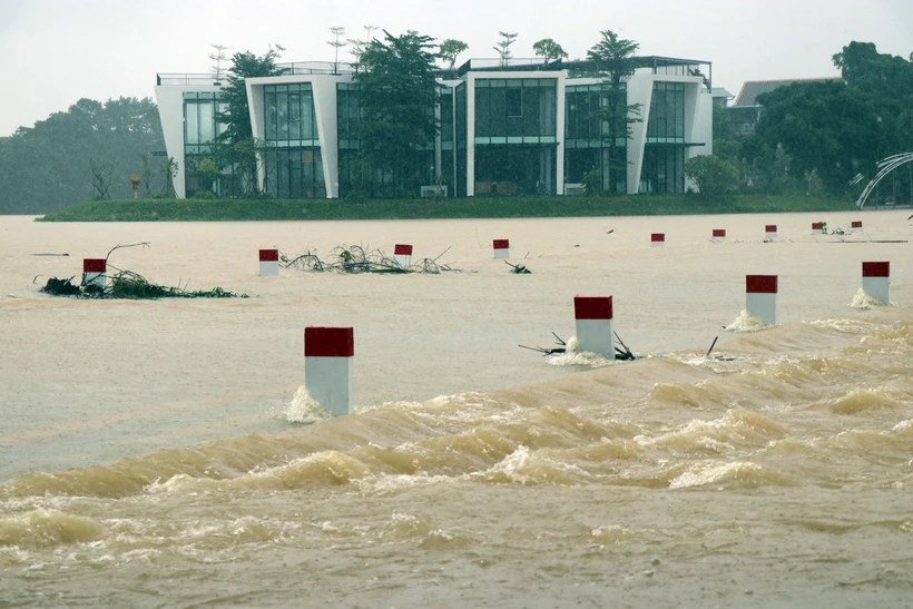 Nước lũ trên sông Hương vào tháng 10/2023 đạt trên báo động 2 khiến khu vực đập đá ở thành phố Huế bị ngập sâu, nước chảy xiết. Ảnh: Đỗ Trưởng/TTXVN