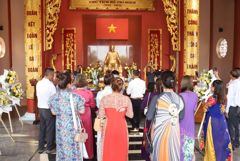 Rất đông bà con người Việt ở nhiều tỉnh thành tại Lào đã đến dâng hương, hoa tưởng niệm, bày tỏ lòng biết ơn vô hạn và kính trọng sâu sắc đối với Chủ tịch Hồ Chí Minh tại sự kiện. (Ảnh: Phạm Kiên/TTXVN)