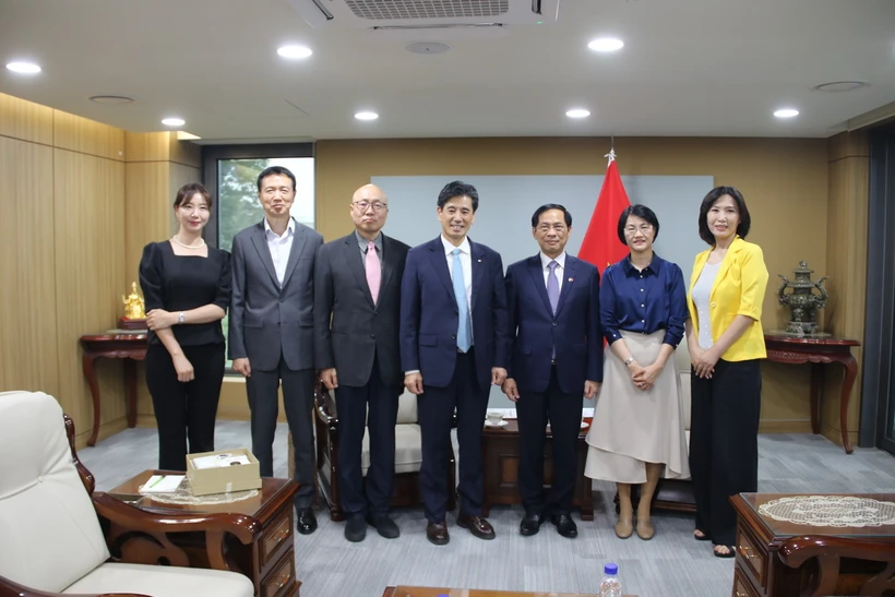 Bộ trưởng Bùi Thanh Sơn chụp ảnh lưu niệm với Hội giao lưu kinh tế, văn hóa Hàn Quốc-Việt Nam (KOVECA). (Ảnh: Đức Thắng/TTXVN)