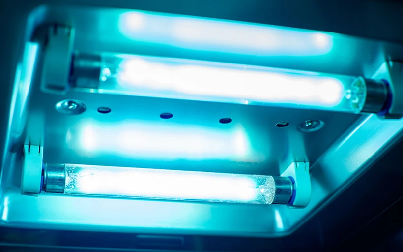 Đèn chiếu tia UV lắp trên trần nhà để diệt khuẩn. (Nguồn: Burnet Institute)