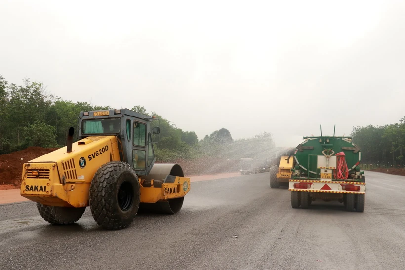 Nhiều phương tiện thi công mặt đường cao tốc Vạn Ninh-Cam Lộ đoạn qua huyện Gio Linh, Quảng Trị. (Ảnh: Nguyên Lý/TTXVN)