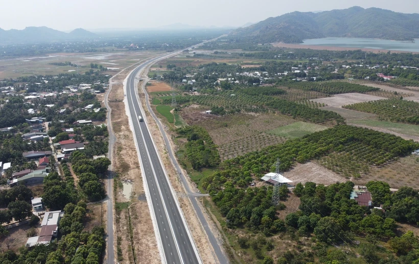 Tuyến cao tốc Cam Lâm-Vĩnh Hảo. (Ảnh: Hoàng Hiếu/TTXVN)