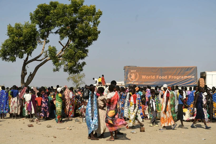 Người tị nạn nhận hàng cứu trợ tại Bentiu, Nam Sudan ngày 7/2/2023. (Ảnh: AFP/TTXVN)