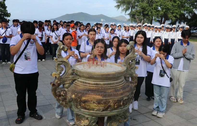 Thanh niên kiều bào dâng hương tưởng niệm Đức Thánh Trần tại thành phố Nha Trang, tỉnh Khánh Hòa. (Ảnh: Phan Sáu/TTXVN)