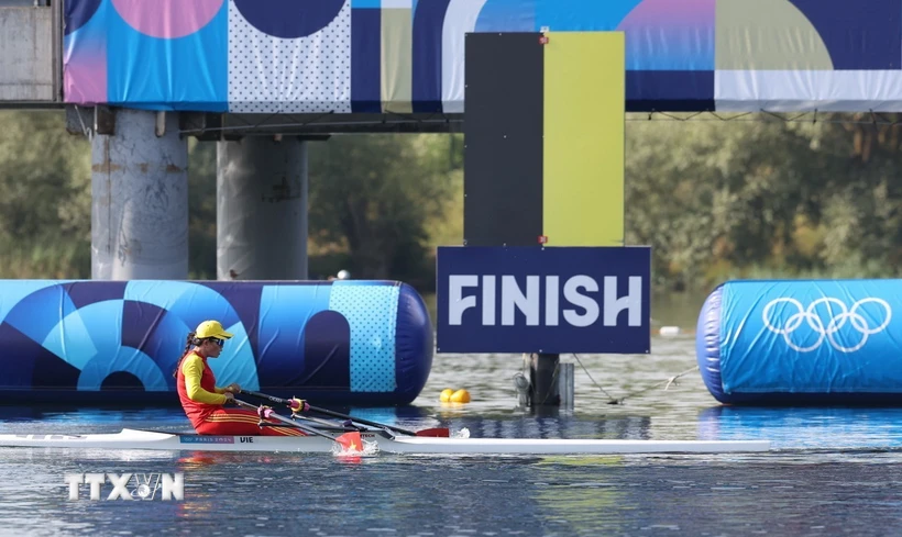 La atleta Pham Thi Hue en los cuartos de final de la prueba de remo de peso pesado individual femenino en los Juegos Olímpicos de París 2024. (Foto: Hoang Linh/VNA)