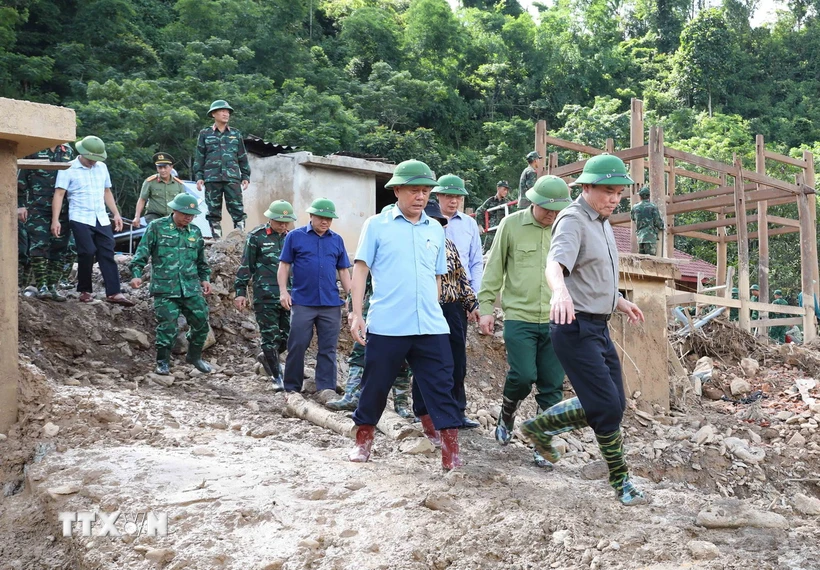 Phó Thủ tướng Trần Lưu Quang cùng đoàn công tác kiểm tra công tác khắc phục hậu quả lũ quét tại bản Lĩnh, xã Mường Pồn, huyện Điện Biên, tỉnh Điện Biên. (Ảnh: Trung Kiên/TTXVN)