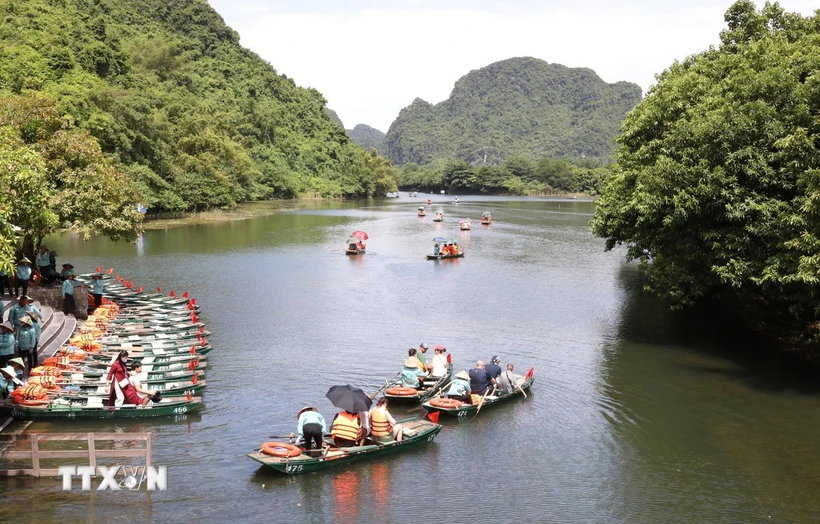 Du khách tham quan Khu du lịch sinh thái Tràng An những ngày cuối tháng 8/2024. (Ảnh: Đức Phương/TTXVN)