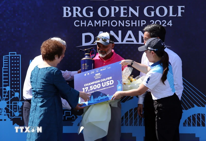 Ban Tổ chức trao giải thưởng cho golfer Rahil Gangjee - nhà vô địch Giải BRG Open Golf Championship 2024. (Ảnh: Trần Lê Lâm/TTXVN)