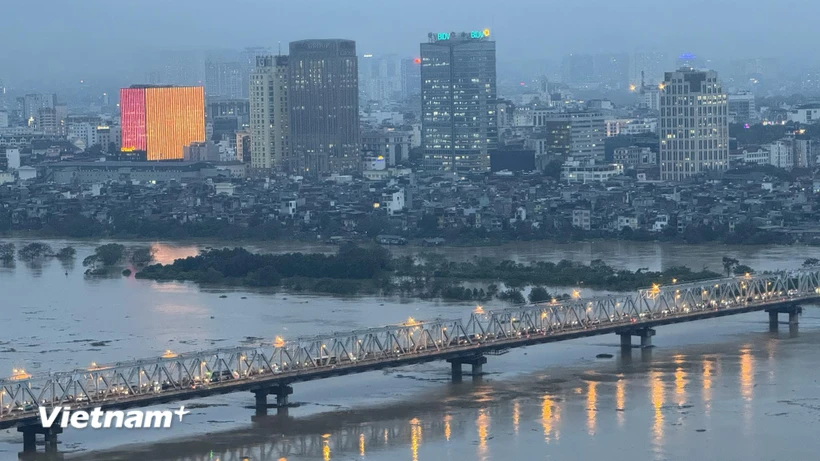 Phương tiện đã có thể đi lại bình thường trên cầu Long Biên sau khi Hà Nội khôi phục lại phương án giao thông. (Ảnh: Tu Quy Duong/Vietnam+)