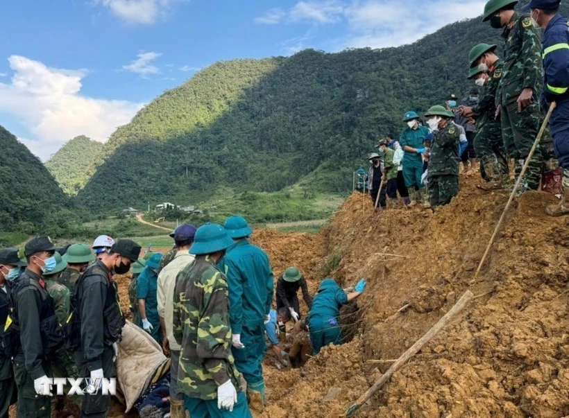 Công tác tìm kiếm người bị nạn tại xã Ca Thành, huyện Nguyên Bình. (Ảnh: TTXVN phát)