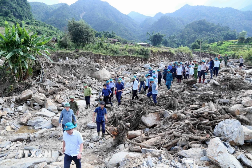 Trưởng ban Tuyên giáo Trung ương Nguyễn Trọng Nghĩa và Đoàn công tác kiểm tra tình hình thiệt hại do cơn bão số 3 gây ra tại xã Ngọc Chiến, huyện Mường La, tỉnh Sơn La. (Ảnh: Quang Quyết/TTXVN)