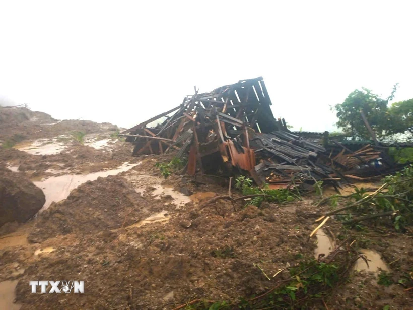 Mưa lũ do hoàn lưu bão số 3 khiến nhiều ngôi nhà của người dân ở huyện Hoàng Su Phì bị sạt lở đất đá, đổ tường nhà. (Ảnh: TTXVN phát)