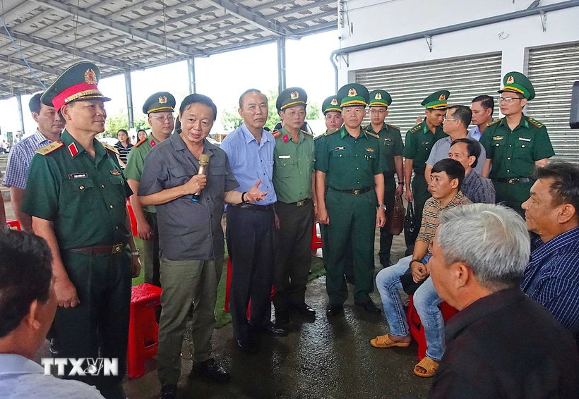 Phó Thủ tướng Trần Hồng Hà trao đổi với ngư dân thị trấn Sông Đốc, huyện Trần Văn Thời. (Ảnh: Huỳnh Anh/TTXVN)