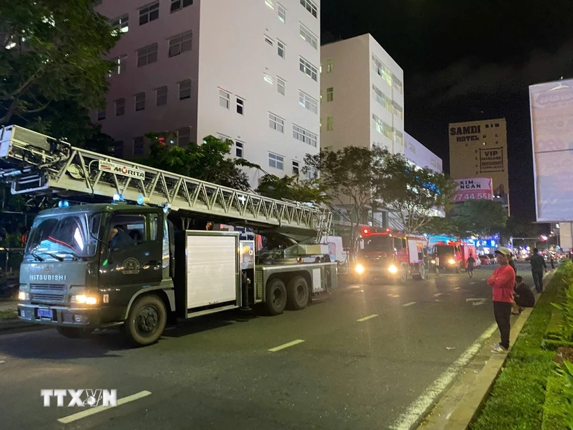 Lực lượng cảnh sát phòng cháy chữa cháy kịp thời đến hiện trường và nhanh chóng khống chế đám cháy. (Ảnh: Văn Dũng/TTXVN)