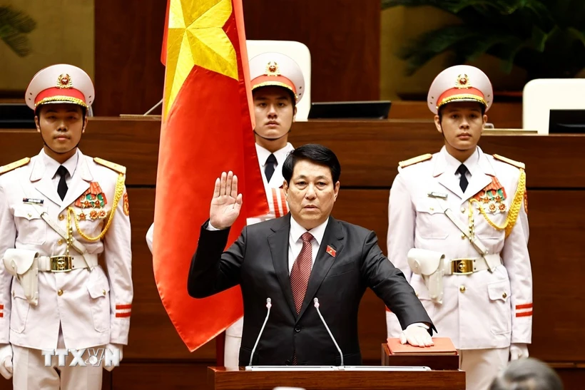 El Presidente de la República Socialista de Vietnam, Luong Cuong, presta juramento ante la Asamblea Nacional y los votantes de todo el país. (Foto: VNA)