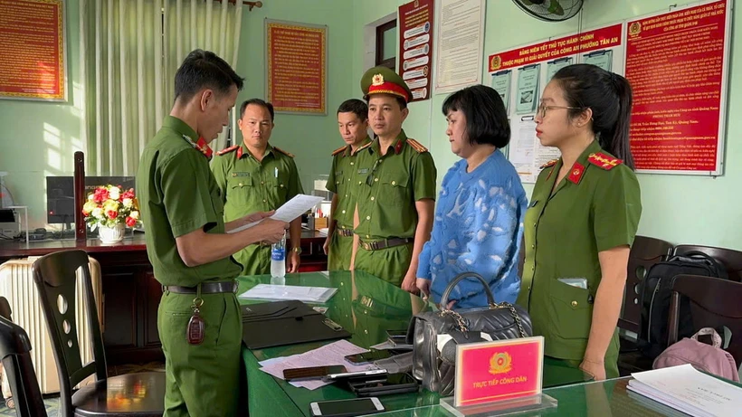 Cơ quan CSĐT Công an tỉnh Quảng Nam tống đạt quyết khởi tố bị can, bắt tạm giam đối với bà Châu (Ảnh: Cơ quan Công an cung cấp)