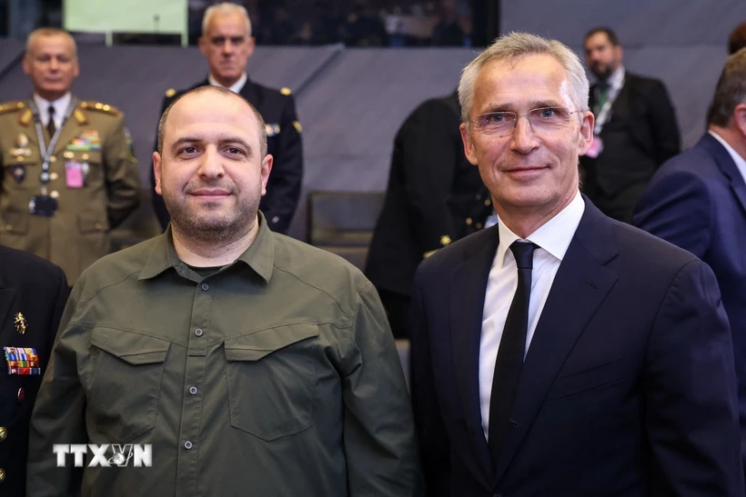 Bộ trưởng Quốc phòng Ukraine Rustem Umerov (trái, phía trước) trong cuộc gặp Tổng thư ký NATO Jens Stoltenberg (phải) tại Brussels, Bỉ. (Ảnh: AFP/TTXVN)