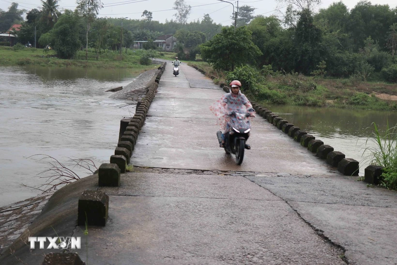 Vào mùa mưa lũ, ngầm Rù Rì thường xuyên bị ngập sâu, khiến giao thông bị gián đoạn. (Ảnh: Đoàn Hữu Trung/TTXVN)