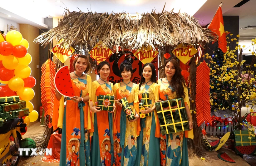 Thành viên của Ban Liên lạc người Việt tại Penang chuẩn bị tiết mục múa trong "Chương trình chào tân niên 2024." (Ảnh: Thành Trung/TTXVN)