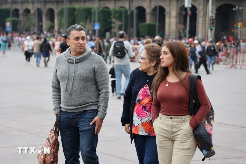 Khách du lịch tại Quảng trường Zocalo, trung tâm Thủ đô Mexico City. (Ảnh: Phi Hùng/ TTXVN)