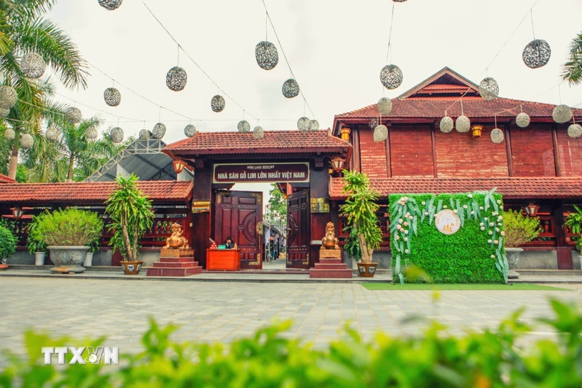 Nhà sàn gỗ lim lớn nhất Việt Nam thuộc Khu Du lịch sinh thái Him Lam Resort được trang hoàng sẵn sàng phục vụ du khách. (Ảnh: TTXVN phát)