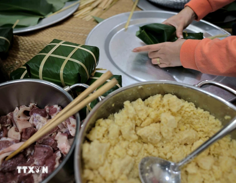 Gói bánh chưng là một trong nhiều hoạt động nhằm giữ gìn hồn Tết Việt của người Việt Nam ở nước ngoài. (Ảnh: Nhật Anh/TTXVN)