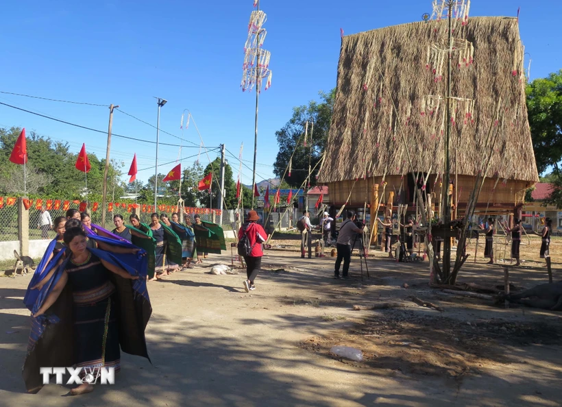 Dưới mái nhà Rông, những nét văn hóa đặc trưng của người Hà Lăng, làng Đăk Đe, xã Rờ Kơi, huyện Sa Thầy, tỉnh Kon Tum được tái hiện với điệu múa Chiêu. (Ảnh: Dư Toán/TTXVN)