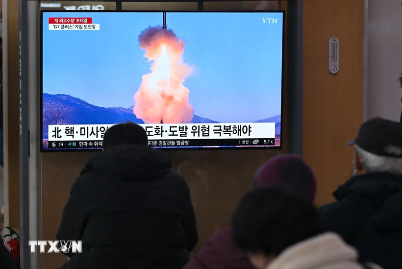 Người dân tại Seoul, Hàn Quốc theo dõi bản tin truyền hình về vụ phóng tên lửa của Triều Tiên ngày 14/1/2024. (Ảnh: AFP/TTXVN)
