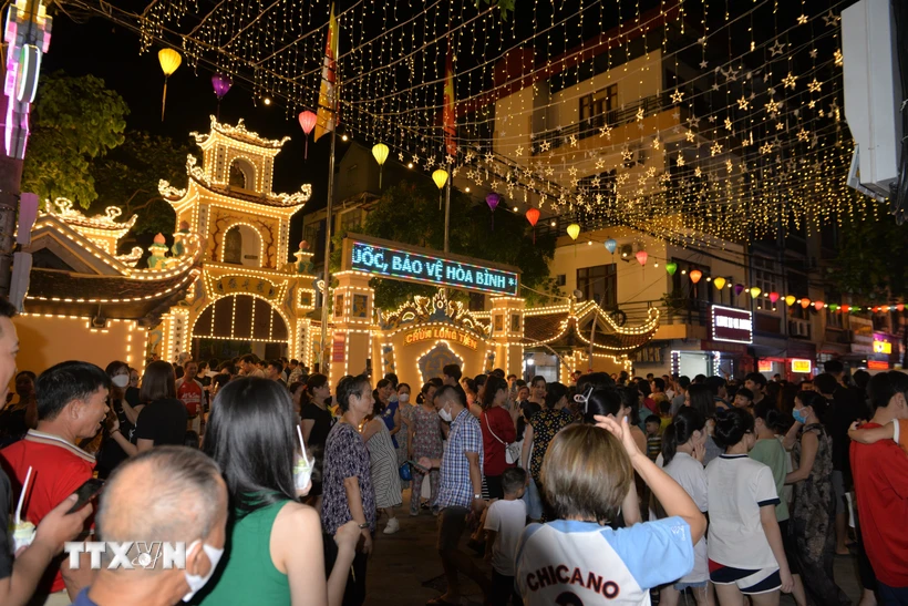 Chùa Long Tiên, một trong những điểm nhấn trên tuyến phố đi bộ Bài Thơ, thành phố Hạ Long, tỉnh Quảng Ninh. (Ảnh: Thanh Vân/TTXVN)