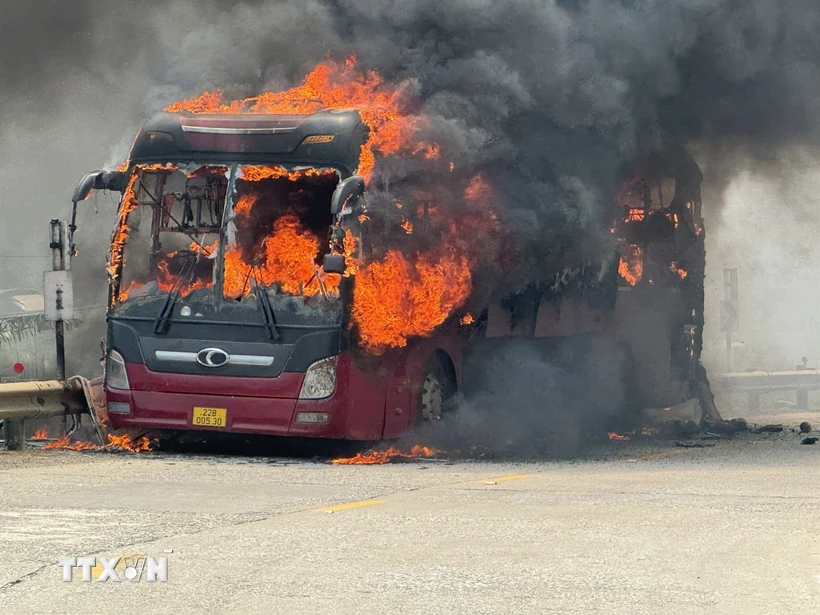 Hiện trường vụ cháy xe khách trên đèo Lò Xo, tỉnh Kon Tum. (Ảnh: TTXVN phát)