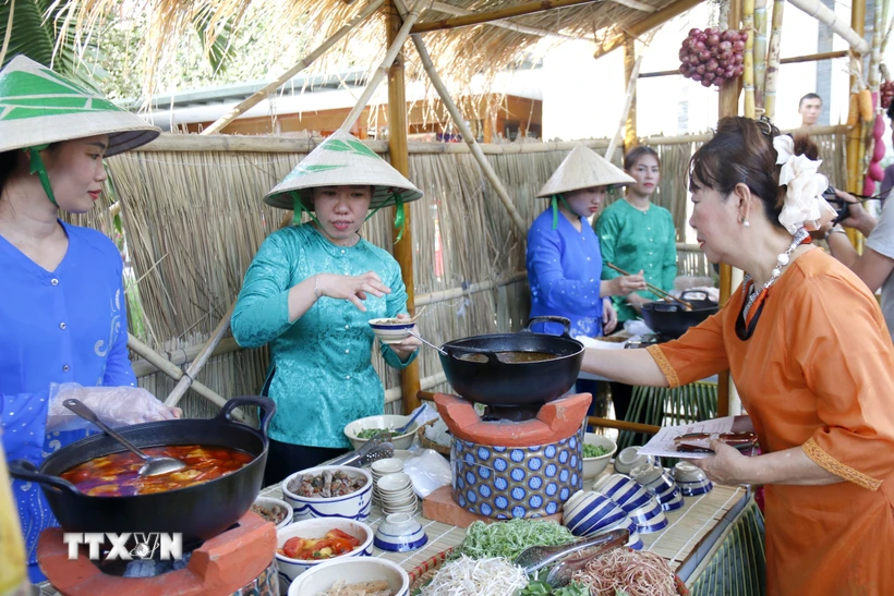Tái hiện món ăn truyền thống bún bò nước Phan Thiết tại sự kiện The Lost Recipes. (Ảnh: Nguyễn Thanh/TTXVN)