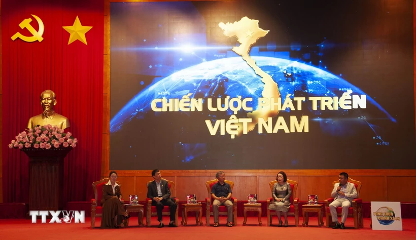 Các đại biểu, chuyên gia trao đổi các vấn đề liên quan đến Chiến lược phát triển kinh tế tư nhân năm 2024 tại hội nghị ở Quảng Ninh. (Ảnh: TTXVN phát)