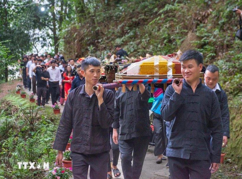 Người dân địa phương thực hiện nghi thức dâng hương miếu Ông, miếu Bà trong Lễ hội Chợ Phong lưu Khâu Vai năm 2023 . (Ảnh: Nam Thái/ TTXVN)