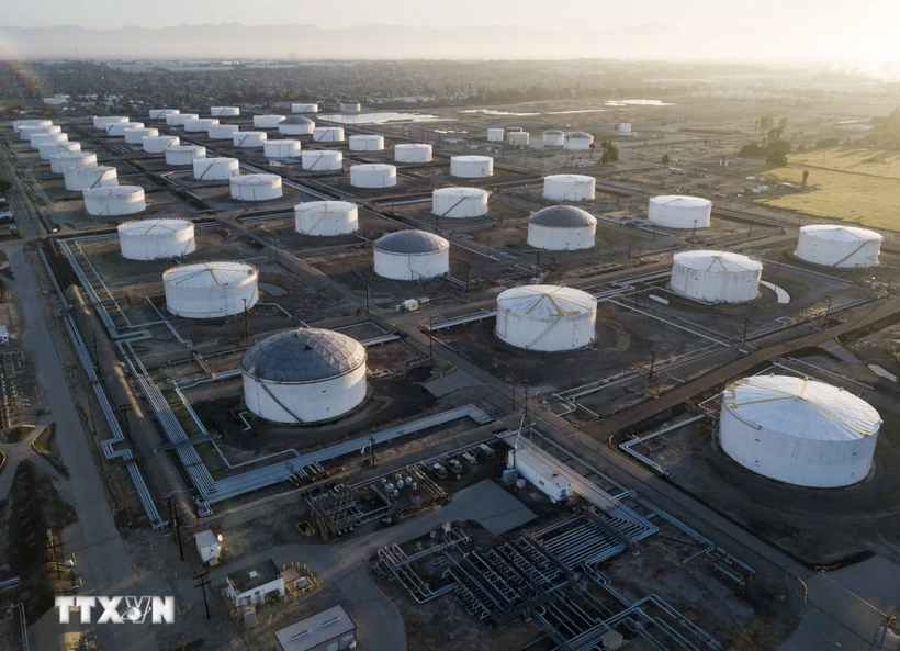 Kho dự trữ dầu thô ở Carson, California, Mỹ. (Ảnh: AFP/TTXVN)