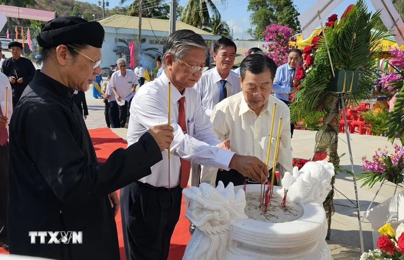 Lãnh đạo huyện Tri Tôn, tỉnh An Giang thắp nhang tưởng niệm nạn nhân Ba Chúc bị giặc Pol Pot thảm sát. (Ảnh: Thanh Sang/TTXVN)