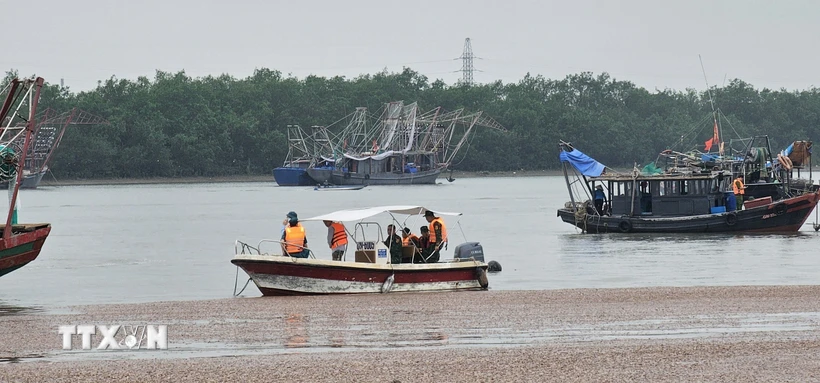 Lãnh đạo Thị xã Quảng Yên phối hợp với các lực lượng nỗ lực tìm kiếm nạn nhân mất tích trên sông Chanh. (Ảnh: TTXVN phát)